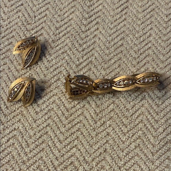 Vintage Elegant Gold and Silver Jewelry Set - Picture 2 of 3